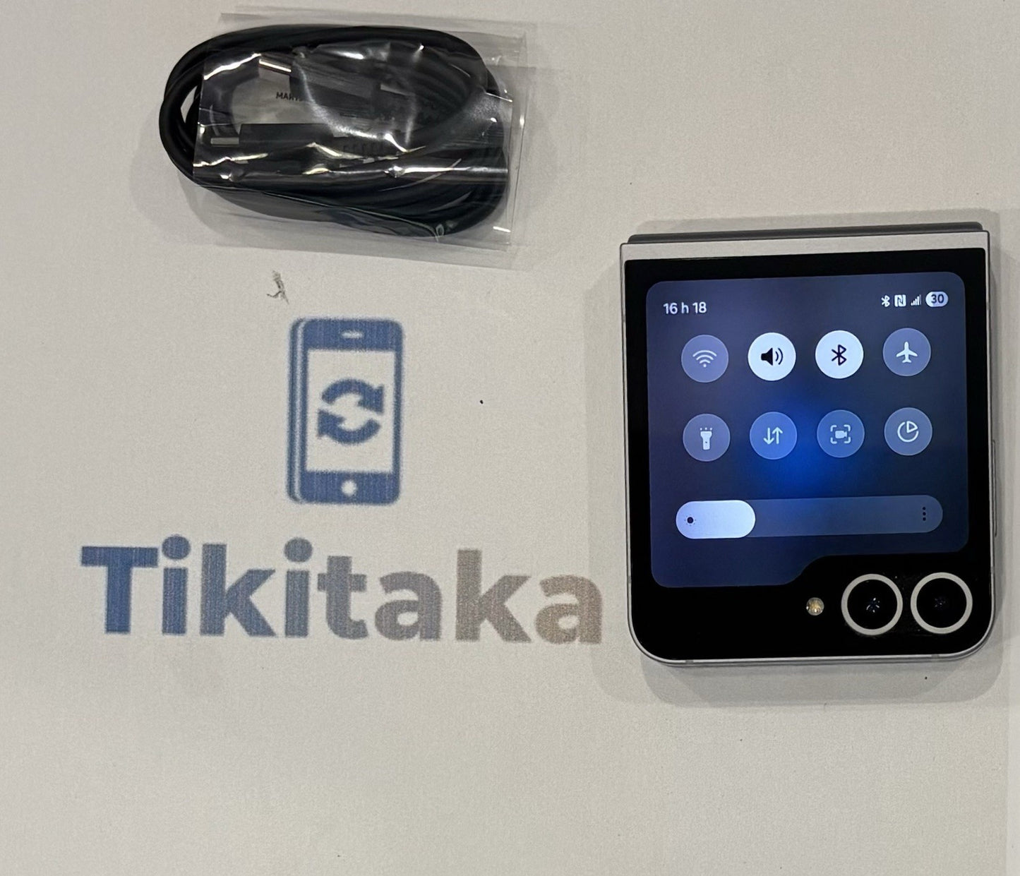 Samsung Galaxy Z Flip6 (SM-F741W) - 256GB Unlocked Silver - Great Condition