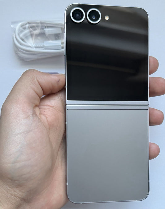 Samsung Galaxy Z Flip6 (SM-F741W) - 256GB- Great Condition- Unlocked